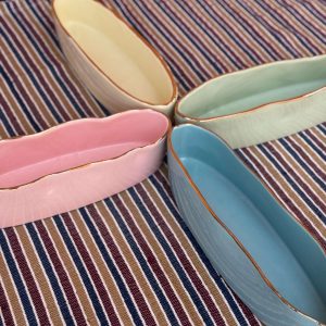 Artisanal Scalloped Oval Ceramic Dish with Gold Rim - 4 pieces